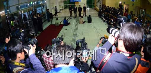 [포토]기자회견에 몰린 취재진들