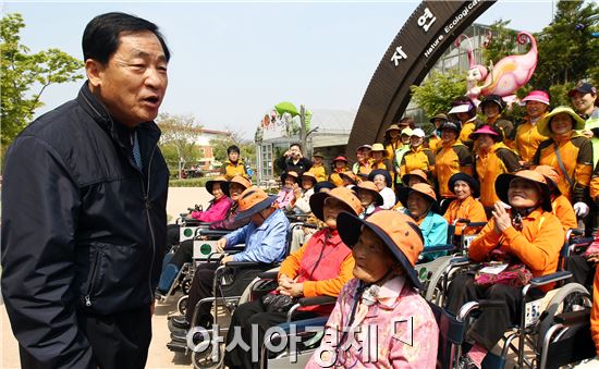안병호 함평군수가 어른신들에게 인사말을 하고 있다.