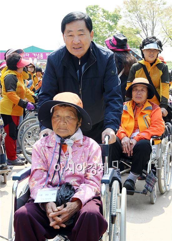안병호 함평군수가 거동이 불편한 어르신을 모시고 이동하고 있다. 