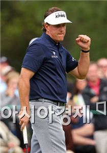 [웰스파고] 미켈슨, 선두서 '반격~'