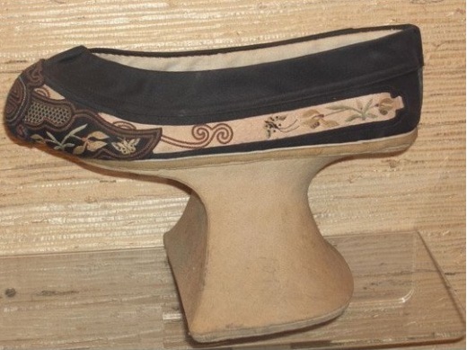 옛날 중국 키높이 신발 "킬힐 10cm 굽의 조상"