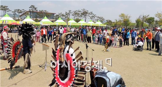 [포토]함평 나비축제장에 선 보인 '인디언 전통 민속공연 '