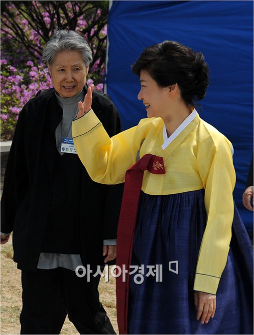 [포토]노란 한복 입은 박근혜 대통령