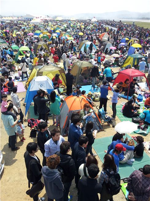 4일 경기도 안산시 사동 '경기안산항공전'을 찾은 관람객들이 직접 가져온 텐트를 행사장 뒤편에 설치한 뒤 가족들과 함께 항공전을 즐기고 있다.