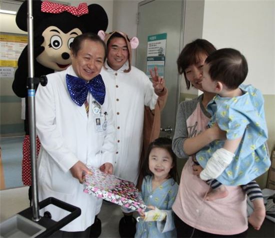 [포토]건대병원, 어린이날 맞이 환아들에게 선물 전달