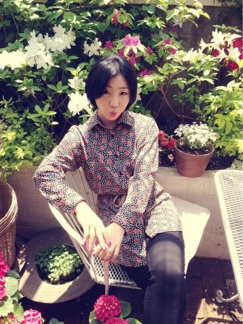 공민지, 꽃에 둘러쌓여 찰칵…"꽃보다 예쁜 그녀"