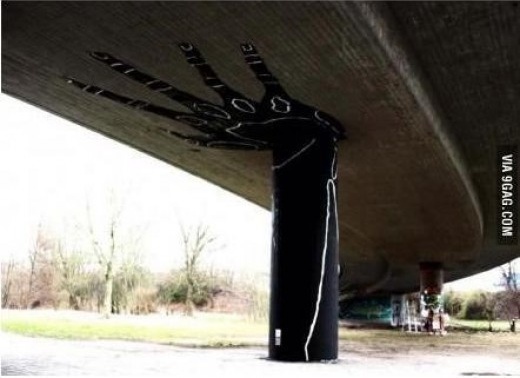 다리에 접촉한 거대손 "독일 가면 볼수 있어"