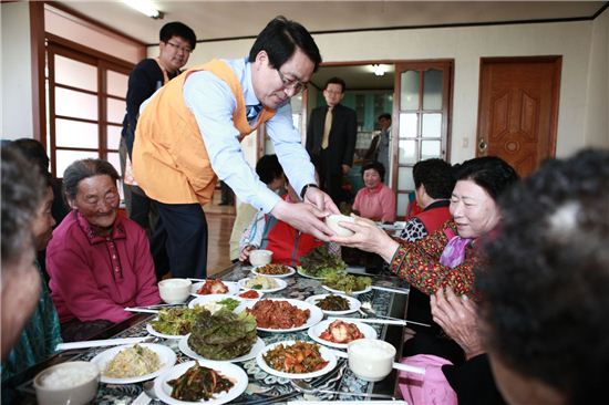 임성훈 나주시장이 왕곡면 석고마을 공동급식 현장에서 주민들에게 배식봉사를 하고 있다.
