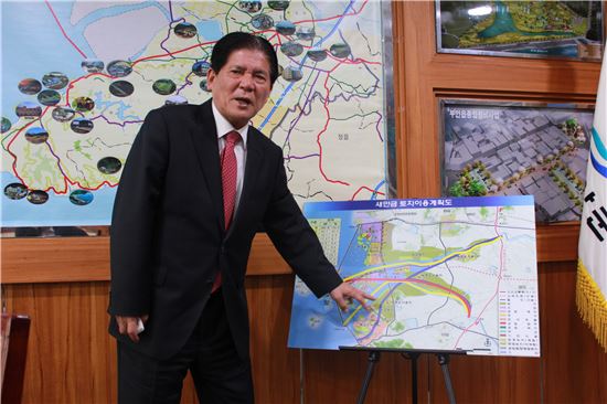 김호수 부안군수가 새만금토지이용계획도 상에 동진강 최심선을 설명하고 있다. 