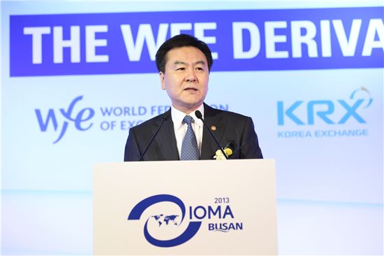 [포토]신제윤 위원장, IOMA · CCP12 총회에서 기조연설