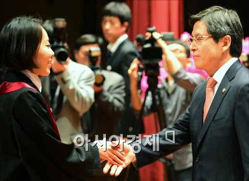 [포토]악수하는 황교안 법무부 장관