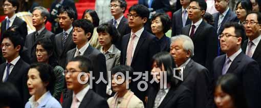 [포토]애국가 부르는 신임검사들과 가족들