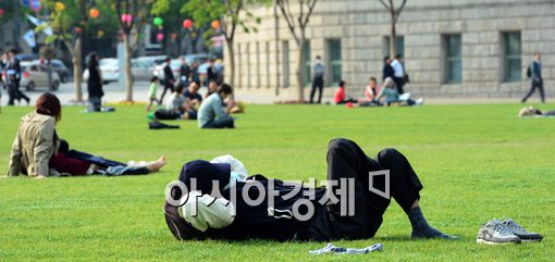 [포토]잔디 위의 낮잠이 좋은 날씨 