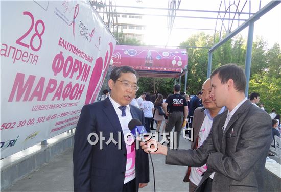 우즈벡 국영방송사에서 현지 나눔의료활동을 펼친 윤택림 교수를 인터뷰하고 있다.