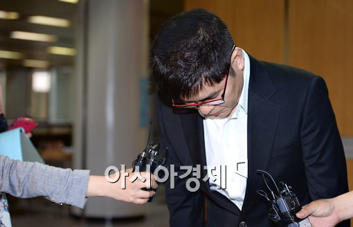 [포토]고개숙인 김용만