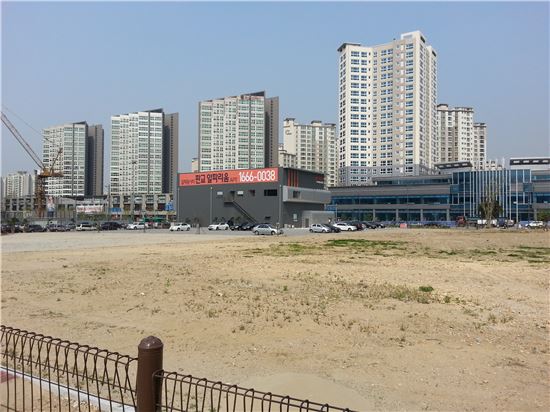 판교역에서 본 알파리움 아파트 홍보관