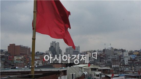 [르포]한남뉴타운에 왜 붉은 깃발이