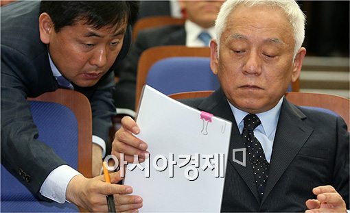 [포토]자료보는 김한길 대표