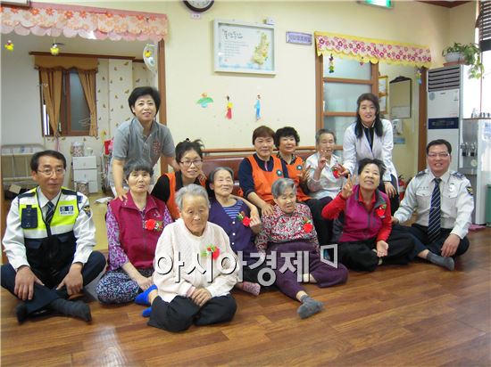 함평경찰,  ’어버이날 카네이션 달아주기' 행사 개최