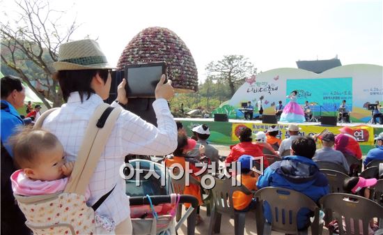 [포토]어린이 업고 사진 촬영하는 관광객 