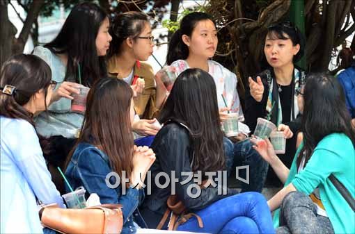 [포토]즐거운 시간 보내는 교수와 제자