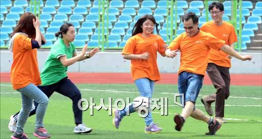 [포토]교수님과 축구 경기