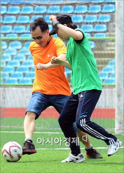 [포토]교수와 함께 하는 축구 경기