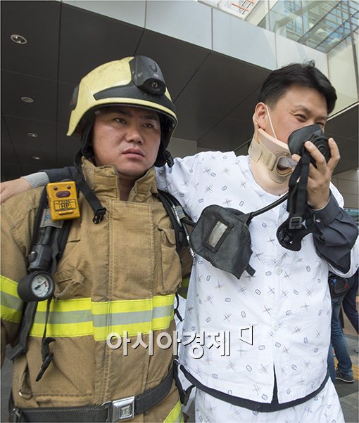 [포토]'환자를 안전하게 대피시키라'