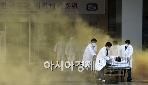 [포토]'매쾌한 연기를 뚫고'