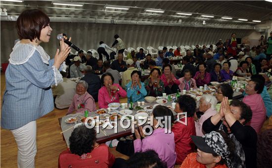 ‘효녀가수’ 현숙, 인천 옹진군에 목욕 차량 기증