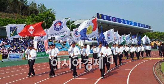 제52회 전라남도 체육대회가 7일 오후  전남 장흥 공설운동장에서 개막식이 열렸다. 기수단이 입장하고 있다.