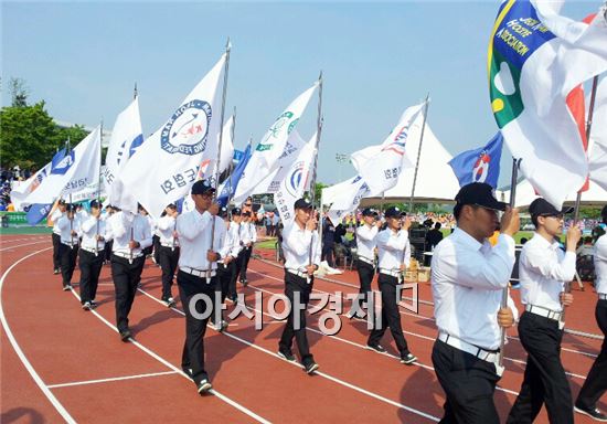 제52회 전라남도 체육대회가 7일 오후  전남 장흥 공설운동장에서 개막식이 열렸다. 기수단이 입장하고 있다.
