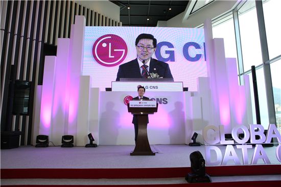 [포토]LG CNS 데이터센터 개관을 축하하는 윤종록 미래부 2차관