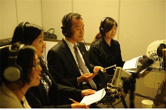 김영민(오른쪽에서 두 번째) 특허청장이 팟캐스트 ‘e발소’에 출연, 대담을 나누고 있다.