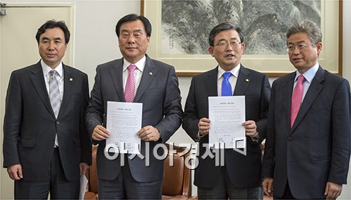 [포토]추경예산안에 합의한 여야 원내대표