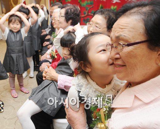 [포토]주름진 할머니 볼에 뽀뽀 
