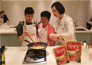 다문화가정 고부가 요리를 배우고 있다.