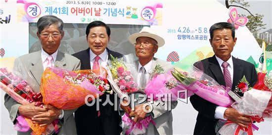 함평군은 함평엑스포공원에서 어버이날 행사를 가졌다. 안병호 함평군수(왼쪽에서 두번째)가  대륜상  수상자와 함께 기념촬영을 하고있다.