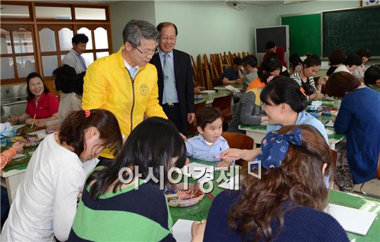 주민이 함께 그리는 마을 담장 타일벽화