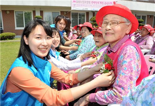 JW중외그룹, 어버이날 맞아 '카네이션 행복콘서트' 개최