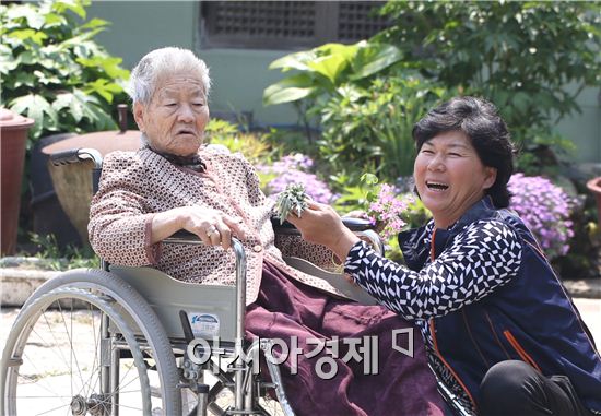 8일 '어버이 날'을 맞아 보건복지부로부터 국민훈장 동백상을 수상한 박은옥(53,전남 강진군 성전면)씨가 시어머니(87)와 함께 오랜만에 나들이를 나섰다. 


