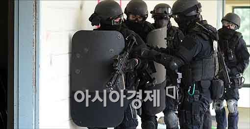 [포토]테러 격멸작전 선보이는 경찰 특공대원들