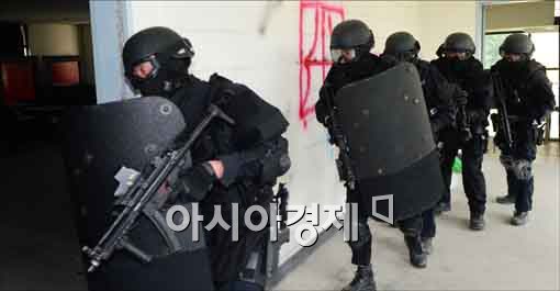 [포토]테러범을 진압하라!