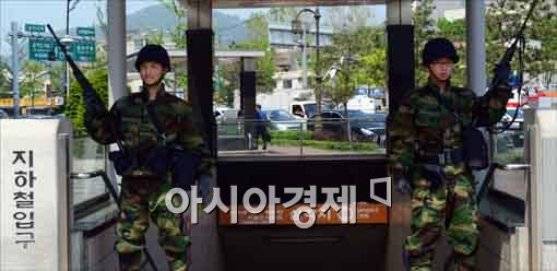 [포토]경계 근무 서는 군인들