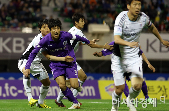 [포토] 안양-수원 '치열한 몸싸움'