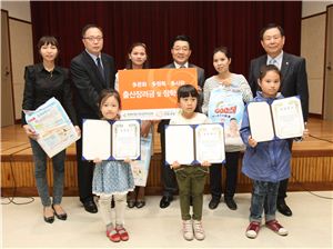 한화생명, 다문화가정에 출산장려금과 장학금 전달