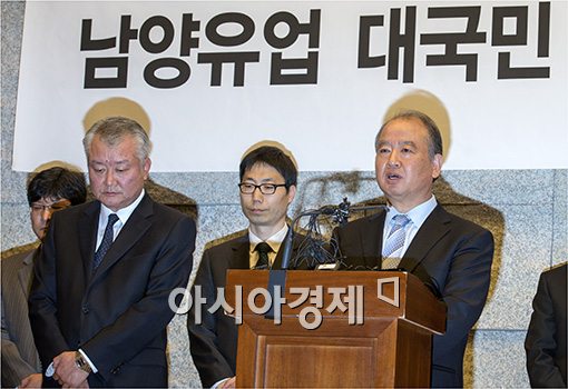 [포토]사과문 발표하는 김웅 남양유업 대표
