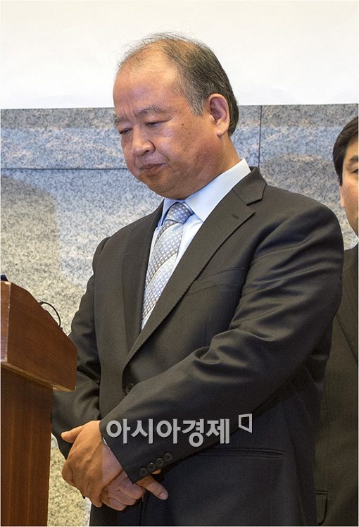[포토]고개숙인 김웅 남양유업 대표