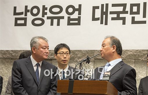 [포토]답변 논의하는 김웅 남양유업 대표