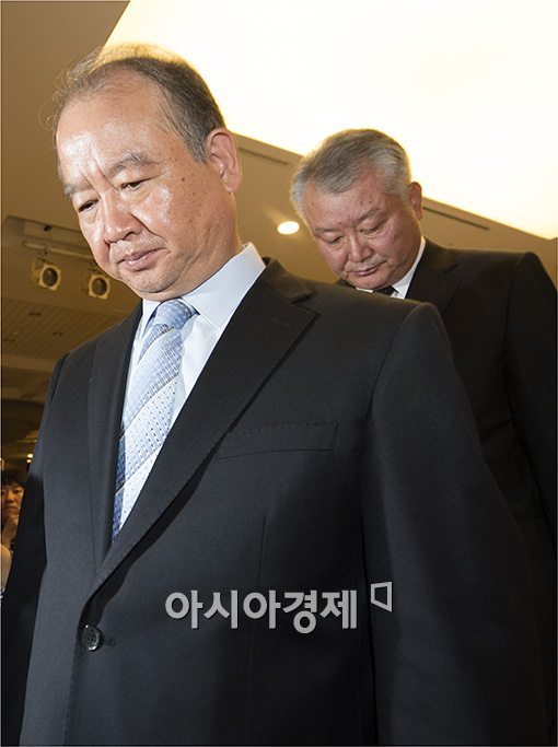 [포토]이제와서 고개숙여 보지만···